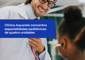 Médico examina paciente com estetoscópio durante consulta.