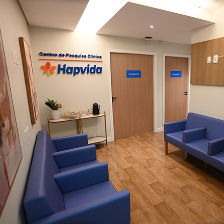 Recepção do Centro de Pesquisa Clínica Hapvida com área de espera.