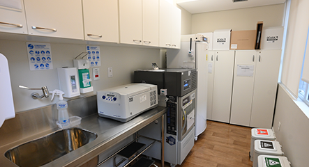 Laboratório do Centro de Pesquisa Clínica Hapvida com equipamentos médicos.